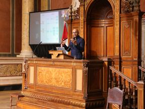 Mario Small during his keynote speech at Großer Festsaal