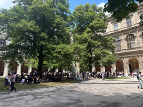 Lunch break in the courtyard of the University of Vienna