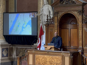 Mario Small in his keynote speech at Großer Festsaal
