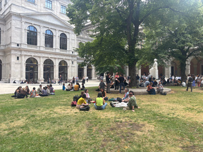 Lunch break in the courtyard of the university of vienna